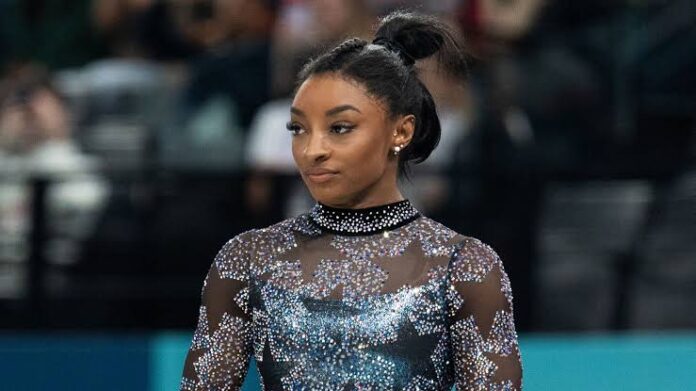 Fans Forgive Simone Biles as She Rectifies Her Honest Mistake During Jonathan Owens’ Chicago Bears Support: “Proper Fit!”